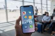 découvrez les applications indispensables pour rester connecté et faciliter votre voyage, que ce soit pour la navigation, la traduction, ou la gestion de vos réservations.